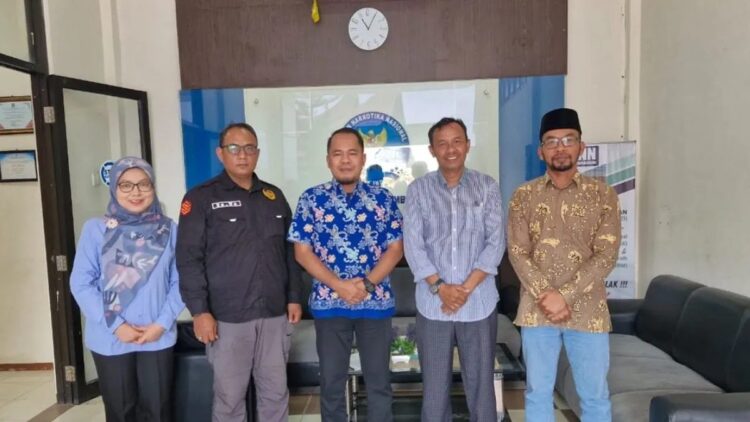 Pemeriksaan Kesehatan Bakal Calon Pilkada, KPU Bukittinggi Gandeng BNN 1 Komisioner KPU Bukittinggi mendatangi Kantor BNN Payakumbuh untuk kerjasama terkait pemeriksaan kesehatan saat proses pencalonan Wali Kota dan Wakil Wali Kota Bukittinggi di Pemilihan Serentak Nasional Tahun 2024 (Antara/Al Fatah)