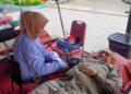 Warga Padang Diimbau Jadikan Donor Darah Sebagai Gaya Hidup 5 Pj Wako Padang, Andree Harmadi Algamar melakukan donor darah di Halaman Kantor Dinas Perdagangan (Disdag) Kota Padang, Kamis (8/8/2024) siang. (Foto: Dok. Prokopim)