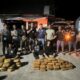 Tiga pelaku beserta barang bukti 55 kilogram ganja diamankan polisi di perbatasan Sumbar-Sumut sepanjang Rabu (7/8/2024) malam. (Foto: Dok. Ditresnarkoba Polda Sumbar)