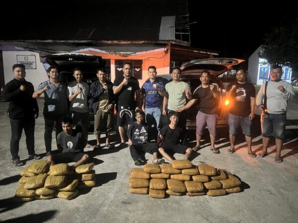 Semalam, Polda Sumbar Tangkap 3 Orang dan 55 Kilogram Ganja 1 Tiga pelaku beserta barang bukti 55 kilogram ganja diamankan polisi di perbatasan Sumbar-Sumut sepanjang Rabu (7/8/2024) malam. (Foto: Dok. Ditresnarkoba Polda Sumbar)