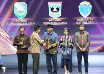 Gubernur Sumbar Raih Penghargaan Pimpinan Daerah Award 2024 6 Gubernur Sumatera Barat (Sumbar), Mahyeldi menerima penghargaan Pimpinan Daerah Award 2024 I News TV. (Foto: Dok. Adpim)