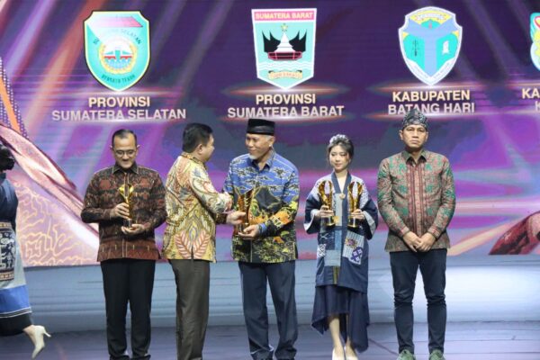 Gubernur Sumbar Raih Penghargaan Pimpinan Daerah Award 2024 1 Gubernur Sumatera Barat (Sumbar), Mahyeldi menerima penghargaan Pimpinan Daerah Award 2024 I News TV. (Foto: Dok. Adpim)