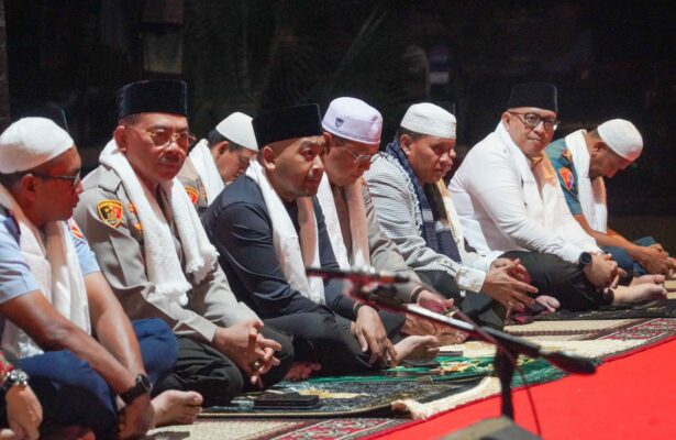 Pj Wako Padang Hadiri Doa Bersama di Polda Sumbar 1 Pj Wako Padang, Andree Harmadi Algamar menghadiri kegiatan Doa Bersama diadakan Polda Sumbar, Jumat (9/8/2024) subuh. (Foto: Dok. Prokopim)