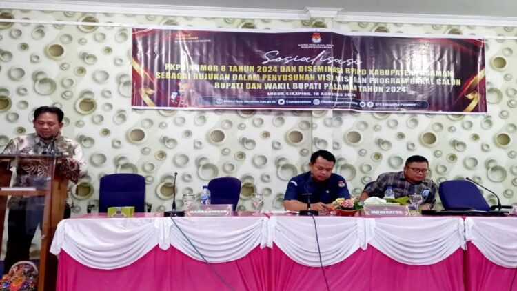 Sosialisasi PKPU No 8 2024 oleh KPU Pasaman dibuka langsung Ketua KPU Kabupaten Pasaman, Taufik S.Si, bertempat di Aula Flom Mitra Lubuk Sikaping, Sabtu.