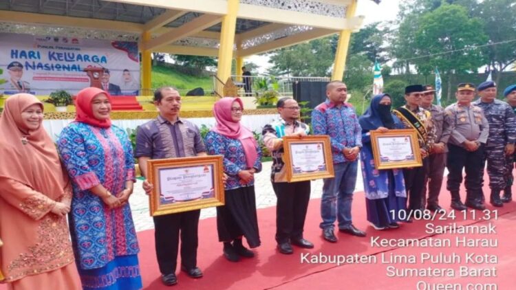 Kepala Bidang Dalduk KB Dinkesdalduk-KB Sawahlunto Silvi Andriani foto bersama Wagub Audy Joinaldy usai terima penghargaan prestasi KB Sawahlunto, Sabtu. (Antarasumbar/HO-Istimewa)