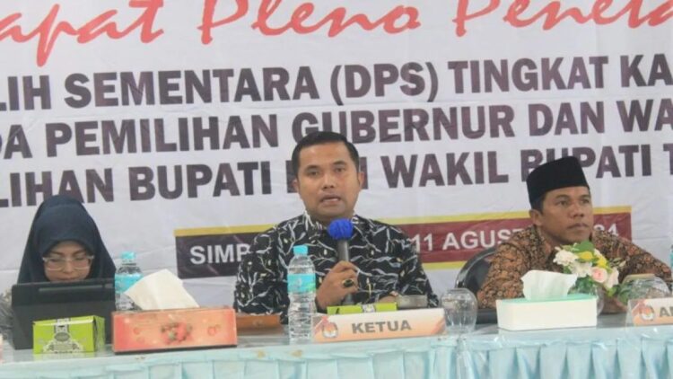 Ketua KPU Pasaman Barat, Sumatera Barat Alfi Syahrin saat menetapkan Daftar Pemilih Sementara (DPS) Pilkada 2024 berjumlah 312.341 pemilih. Antara/HO-KPU Pasaman Barat.