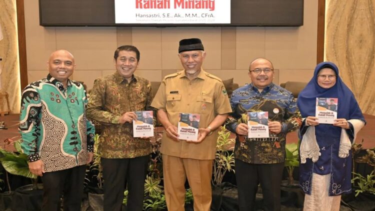 Motivasi Generasi Muda, Gubernur Sumbar Sarankan Kepala OPD Buat Buku 1 Gubernur Sumatera Barat, Mahyeldi sarankan kepala OPD buat buku untuk memotivasi generasi penerus. (ANTARA/HO-Biro Adpim Sumbar)