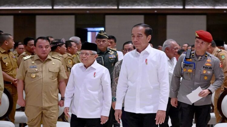 Rencana ASN Pindah ke IKN September, Presiden Sebut Bisa Diundur jika Belum Siap 1 Presiden Jokowi bersama Wapres KH.Ma'ruf Amin bersama para Menteri dari seluruh gubernur saat memberikan arahan di IKN, Selasa. (Antara/HO-Biro Adpim Sultra)