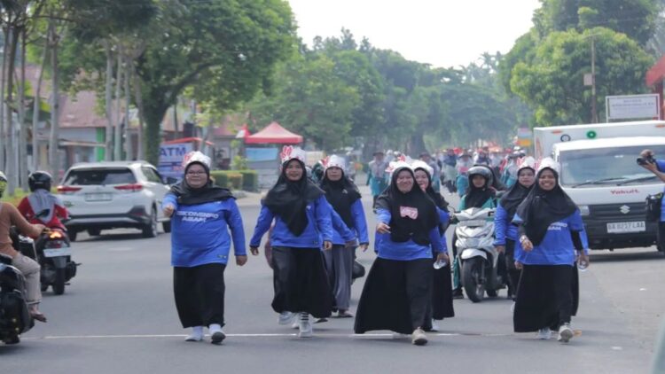 Meriahkan HUT RI ke-79, Pemkab Agam Gelar Gerak Jalan Tepat Waktu 1 Peserta gerak jalan di Kabupaten Agam. Dok HO/Diskominfo Agam