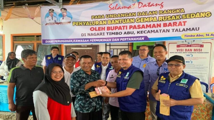 Sekretaris Daerah Pasaman Barat Hendra Putra menyerahkan bantuan kepada korban gempa yang rumahnya mengalami rusak sedang, Kamis (15/8/2024). ANTARA/HO-Diskominfo Pasaman Barat
