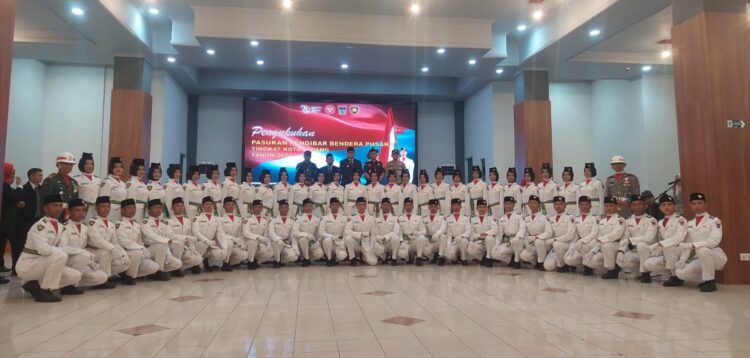 54 anggota Paskibraka Kota Padang siap melaksanakan pengibaran bendera merah putih pada HUT RI ke-79. (Foto: Dok. MC Padang)