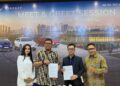 Dari kiri ke kanan: Pengusaha Muda Nasional, Braditi Moulevey didampingi istri, Melysa Moulevey menandatangani nota kesepahaman awal (LoI) terkait investasi diler mobil listrik asal Vietnam di Sumatera Barat (Sumbar). (Foto: Dok. Tim BM)