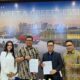 Dari kiri ke kanan: Pengusaha Muda Nasional, Braditi Moulevey didampingi istri, Melysa Moulevey menandatangani nota kesepahaman awal (LoI) terkait investasi diler mobil listrik asal Vietnam di Sumatera Barat (Sumbar). (Foto: Dok. Tim BM)