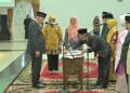Gubernur Sumbar Lantik 18 Pejabat Administrator dan Pengawas 6 Gubernur Sumatera Barat (Sumbar), Mahyeldi melantik dan mengambil sumpah jabatan 18 pejabat orang pejabat Administrator dan Pejabat Pengawas di Lingkungan Pemprov, Kamis (15/8/2024) siang. (Foto: Dok. Adpim)