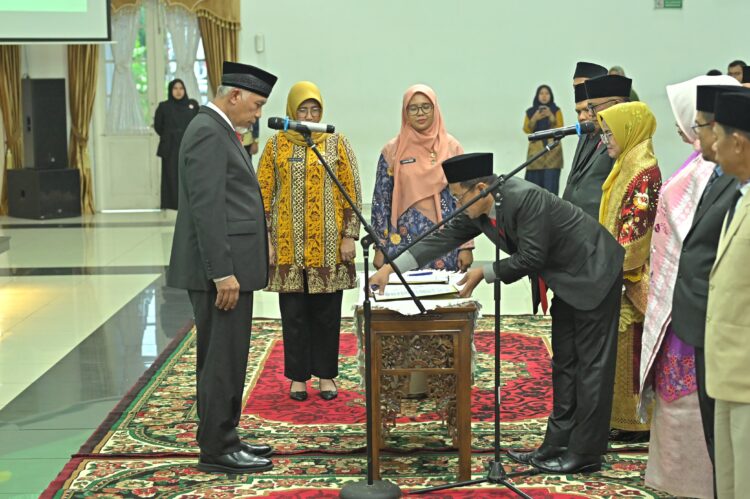 Gubernur Sumbar Lantik 18 Pejabat Administrator dan Pengawas 1 Gubernur Sumatera Barat (Sumbar), Mahyeldi melantik dan mengambil sumpah jabatan 18 pejabat orang pejabat Administrator dan Pejabat Pengawas di Lingkungan Pemprov, Kamis (15/8/2024) siang. (Foto: Dok. Adpim)