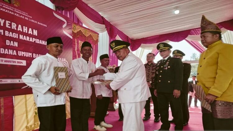Bupati Agam Andri Warman didampingi Kepala Lapas Kelas II B Lubuk Basung Muhammad Ali menyerahkan remisi kepada warga binaan pemasyarakatan, Sabtu (17/8). Dok Antara/Yusrizal