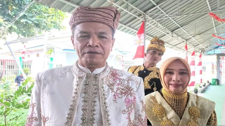 Kemenkumham Sumbar Tegaskan Kelebihan Kapasitas Penjara Bisa Diatasi dengan Restorative Justice 1 Kepala Kanwil Kemenkumham Sumbar Amrizal (tengah) didampingi Kepala Divisi Pemasyarakatan Dwi Nastiti saat di Lapas Padang, Sabtu (17/8). ANTARA/FathulAbdi