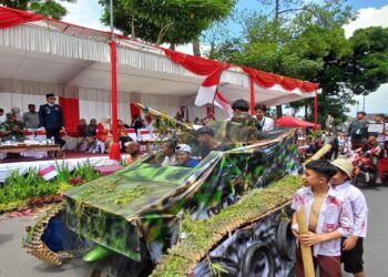 Meriahkan HUT RI, Ribuan Masyarakat Bukittinggi Ikuti Pawai Alegoris