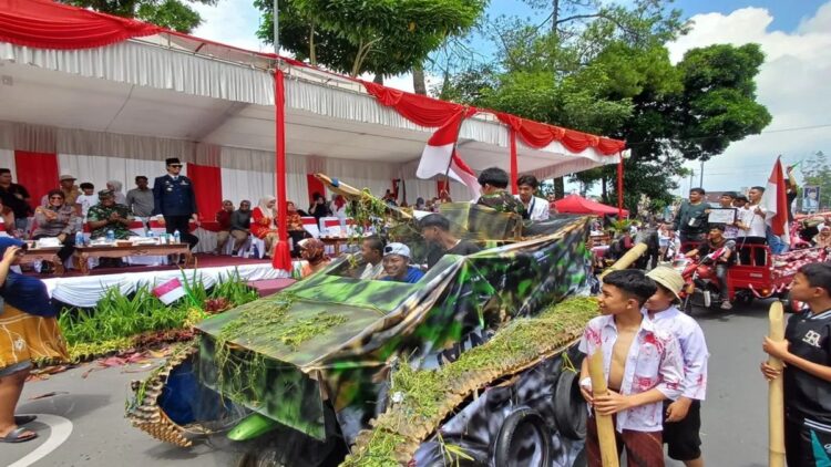 Meriahkan HUT RI, Ribuan Masyarakat Bukittinggi Ikuti Pawai Alegoris 1 Wali Kota Bukittinggi Erman Safar menyambut salah satu rombongan peserta pawai alegoris Hari Ulang Tahun Ke-79 RI, Minggu (18/8/2024). Antara/Al Fatah.