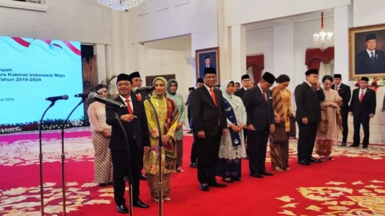 Presiden Lantik Politisi Gerindra Supratman Andi Atgas sebagai Menkumham 1 Supratman Andi Atgas (ketiga dari kiri) bersiap dilantik sebagai Menteri Hukum dan Hak Asasi Manusia di Istana Negara Jakarta, Senim (19/8/2024). ANTARA/Mentari Dwi Gayati