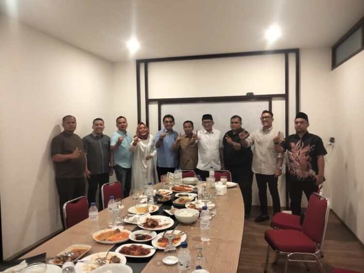 Gerindra Bahas Strategi Pemenangan Hendri Septa-Hidayat di Pilkada Padang 2024 1 Partai Gerindra membahas strategi pemenangan Hendri Septa-Hidayat di Pilwako Padang. (Foto: Dok. Istimewa)