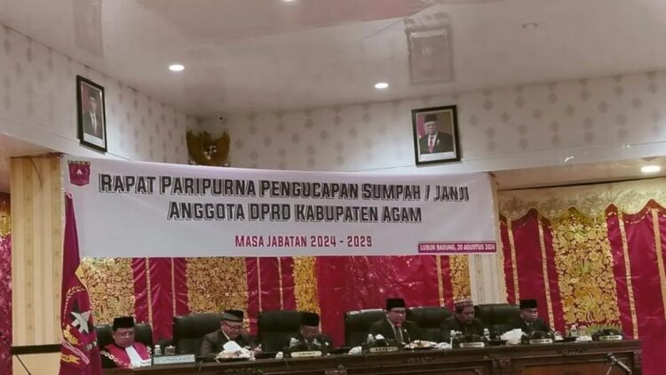 Selama 5 Tahun, DPRD Agam Lahirkan 199 Produk Hukum 1 Ketua DPRD Agam periode 2019-2024 Novi Irwan sedang membuka rapat paripurna istimewa pengambilan sumpah atau janji anggota DPRD Agam periode 2024-2029 di ruang sidang utama DPRD setempat, Selasa (20/8). Dok Antara/Yusrizal