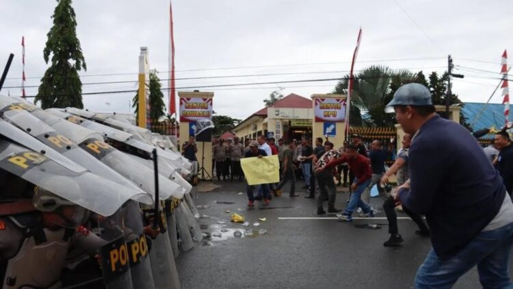Simulasi Sistem Pengamanan Kota (Sispamkota) pengamanan Pilkada 2024 dilakukan oleh Polres Pasaman Barat, Selasa (20/8/2024). Antara/Altas Maulana.