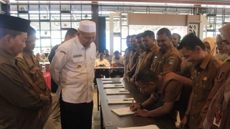 Bupati Pasaman Barat Hamsuardi saat peluncuran peraturan nagari tentang keamanan dan ketertiban umum di Kecamatan Lembah Melintang, Rabu (21/8/2024). Antara/Altas Maulana.