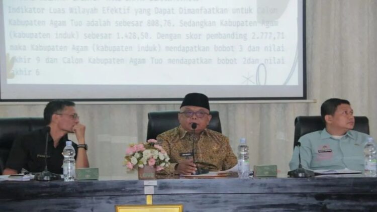 Sekda Agam Tegaskan Pembentukan DOB Agam Tuo Tingkatkan Kesejahteraan Masyarakat 1 Sekretaris Daerah Kabupaten Agam Edi Busti sedang memaparkan pembentukan DOB Agam Tuo. Dok HO/Diskominfo Agam