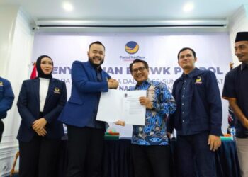 Ketua DPW Partai NasDem Sumbar, Fadly Amran (dua dari kiri) menyerahkan B1 KWK kepada salah satu bakal calon kepala daerah di NasDem Tower Padang, Kamis (22/8/2024) siang. (Foto: Dok. Istimewa)