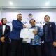 Ketua DPW Partai NasDem Sumbar, Fadly Amran (dua dari kiri) menyerahkan B1 KWK kepada salah satu bakal calon kepala daerah di NasDem Tower Padang, Kamis (22/8/2024) siang. (Foto: Dok. Istimewa)
