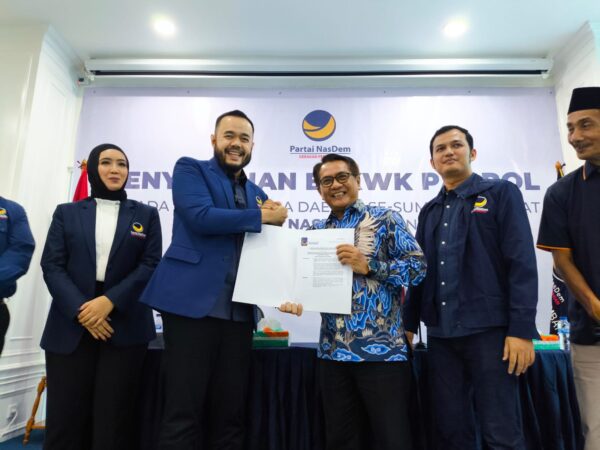 NasDem Sumbar Serahkan Dokumen Pencalonan Kepala Daerah 1 Ketua DPW Partai NasDem Sumbar, Fadly Amran (dua dari kiri) menyerahkan B1 KWK kepada salah satu bakal calon kepala daerah di NasDem Tower Padang, Kamis (22/8/2024) siang. (Foto: Dok. Istimewa)