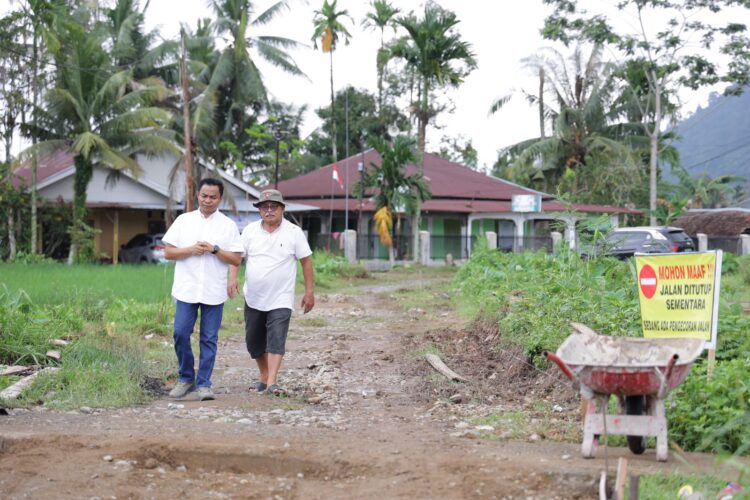 Hidayat, 10 Tahun di DPRD Sumbar Selalu Bantu Pembangunan Kota Padang 1 Hidayat menyaksikan proses betonisasi jalan perbatasan antara Kecamatan Koto Tangah dan Kuranji. (Foto: Dok. Istimewa)