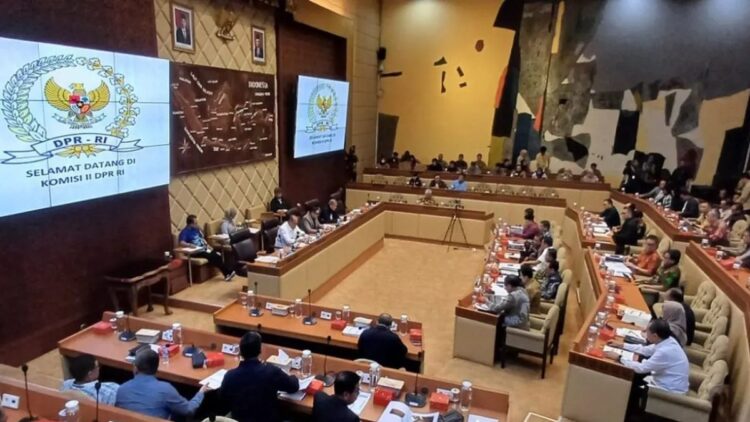 Akomodir Putusan MK, DPR-KPU Setujui PKPU Pencalonan Kepala Daerah 1 Rapat Dengar Pendapat (RDP) Komisi II DPR RI, KPU, dan Pemerintah pada Minggu dengan agenda tunggal pembahasan Rancangan PKPU Nomor 8 Tahun 2024 di Kompleks Parlemen, Senayan, Jakarta, Minggu (25/8/2024). (ANTARA/Melalusa Susthira K.)