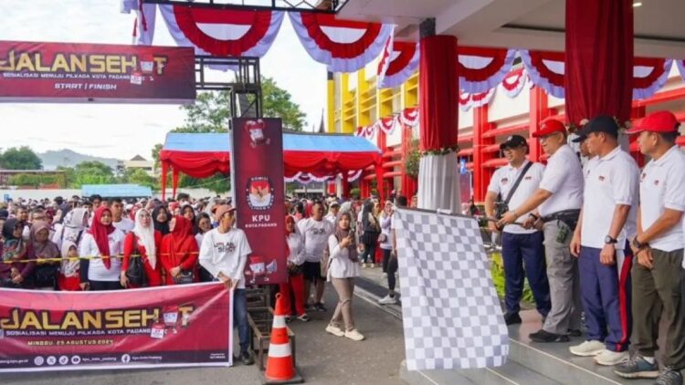 Begini Cara KPU Padang Sosialisasikan Tahapan Pilkada 2024 1 Pj Wali Kota Padang, Andree Algamar lepas peserta jalan santai yang digelar KPU Padang. (ANTARA/HO-Pemkot Padang)