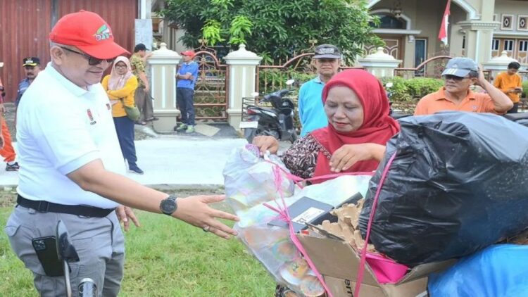 Pj Wako Padang, Andree Algamar tinjau pengelolaan sampah melalui bank sampah. (ANTARA/HO-Pemkot Padang)