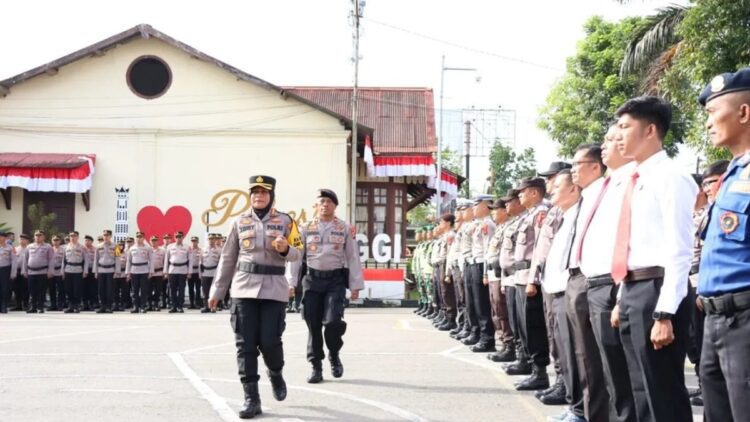 400 Personel Disiagakan Polresta Bukittinggi Kawal Pilkada 2024 1 Kapolresta Bukittinggi, Kombespol Yessi Kurniati memeriksa kesiapan personel kepolisian yang akan disiagakan untuk pengawalan Pilkada 2024 (Antara/Al Fatah)