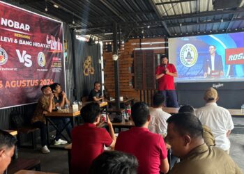 Pecinta sepakbola yang juga perantau Minang, Braditi Moulevey menggelar kegiatan nonton bareng (nobar) Semen Padang FC vs PSS Sleman pada Senin (26/8/2024) sore. (Foto: Dok. Tim BM)