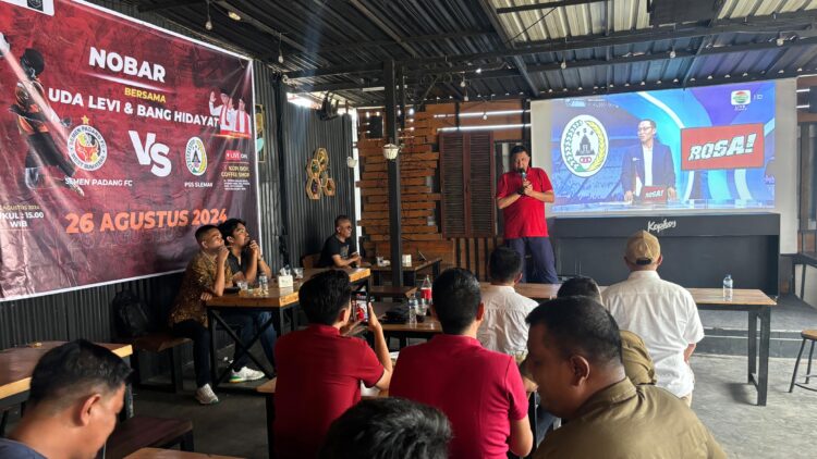 Braditi Moulevey Gelar Nobar Semen Padang FC Bareng Hidayat, Berbuah Kemenangan Perdana Kabau Sirah 1 Pecinta sepakbola yang juga perantau Minang, Braditi Moulevey menggelar kegiatan nonton bareng (nobar) Semen Padang FC vs PSS Sleman pada Senin (26/8/2024) sore. (Foto: Dok. Tim BM)