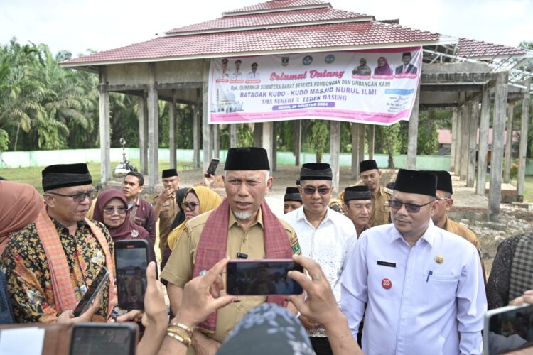 Batagak Kudo-kudo Masjid SMAN 3 Lubuak Basuang, Gubernur Sumbar: Pusat Pendidikan Karakter Beragama bagi Pelajar 1 IMG 20240826 WA0159