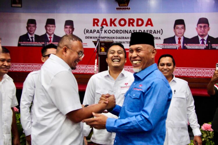 Andre Rosiade: Mahyeldi-Vasko, Gerak Cepat untuk Sumbar 1 Ketua DPD Gerindra Sumbar Andre Rosiade bersalaman dengan calon gubernur Sumbar 2024 Mahyeldi. (Foto: Dok. Tim AR)