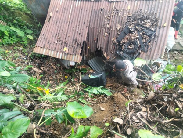Pohon Tumbang dan Longsor di Padang, 1 Orang jadi Korban 1 Longsor menghantam rumah seorang warga dan menyebabkan luka ringan di kawasan Kampung Batu, Kecamatan Padang Selatan, Kota Padang pada Selasa (27/8/2024) siang. (Foto: Dok. Pusdalops PB)