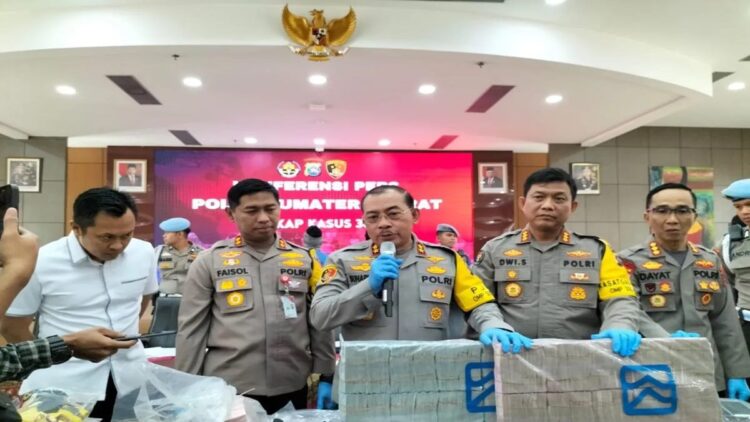 Dua Oknum Polisi Terlibat Perampokan, Kapolda Sumbar Sampaikan Permintaan Maaf 1 Kapolda Sumbar Irjen Pol Suharyono (tengah) saat menggelar jumpa pers di Padang, Rabu (28/8). ANTARA/FathulAbdi