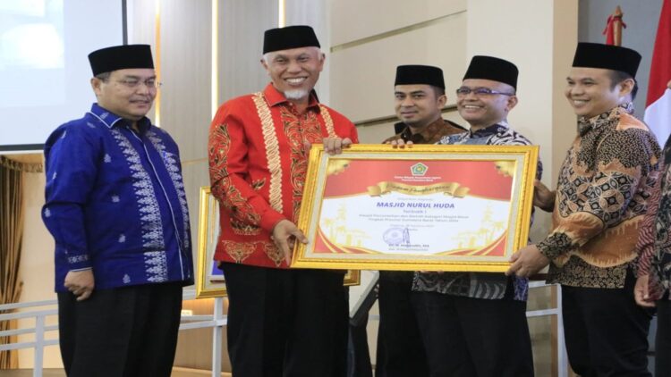 10 Masjid di Sumbar Terima Ampera 2024 dari Kemenag 1 Kemenag Sumbar menyerahkan anugerah Masjid Percontohan dan Ramah (Ampera) 2024. (Foto: Dok. Kemenag Sumbar)