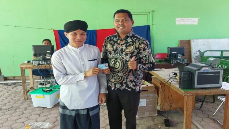 Sasar Pemilih Pemula, Pemkab Pasaman Barat Rekam KTP 275 Santri di Sumut 1 Kepala Bidang Pendaftaran Penduduk Dinas Kependudukan dan Catatan Sipil Pasaman Barat Harisantoni saat melakukan perekaman KTP elektronik terhadap 275 santri di Pondok Pesantren Mustafa Ulya Purba Baru di Kabupaten Madina, Kamis (29/8/2024). ANTARA/HO-Disdukcapil