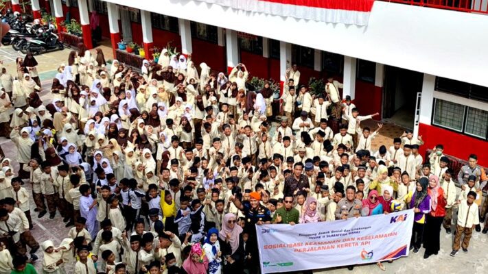 KAI Sosialisasi Keselamatan Perkeretaapian di 2 SD Padang 1 Sosialisasi keselamatan perkeretaapian di 2 Sekolah Dasar (SD) Kota Padang pada Jumat (30/8/2024) siang. (Foto: Dok. KAI Divre II Sumbar)