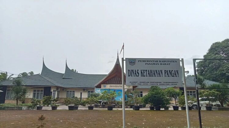 Pemkab Pasbar Sediakan Kios Pangan Murah di Pasar Simpang Empat 1 Kantor Dinas Ketahanan Pangan Pasaman Barat. ANTARA/Altas Maulana