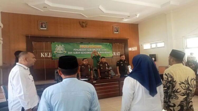 Ketua Tim Pengawasan Aliran Kepercayaan dalam Masyarakat (Pakem) Kabupaten Pasaman Barat yang juga merupakan Kepala Kejaksaan Negeri Muhammad Yusuf Putra (tengah berdiri) saat membuka rapat koordinasi pengawasan aliran kepercayaan dan aliran keagamaan di Simpang Empat, Rabu (7/8/2024). Antara/Altas Maulana.