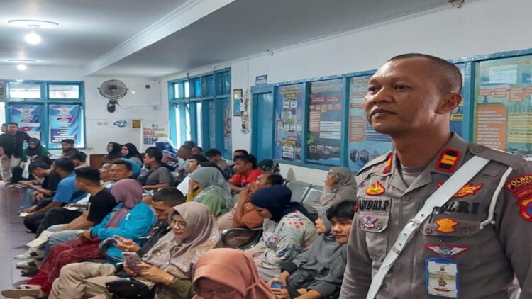 Pascaoperasi Patuh Singgalang 2024, Pengurusan SIM di Polresta Padang Meningkat 1 Warga antre mengurus SIM di Polresta Padang. (Foto: Dok.MC Padang)