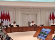 Pimpin Ratas Bersama Prabowo, Jokowi Ingatkan Waspadai Risiko Perlambatan Ekonomi Dunia